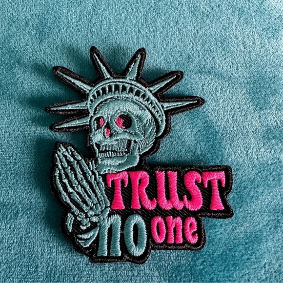 Iron On Patch, Trust No One Iron On Patch Statue of Liberty Skeleton - Picture 2 of 3